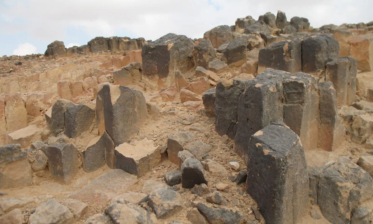 Makhtesh Ramon adalah salah atu situs religi di Gurun Negev. foto: wikipedia