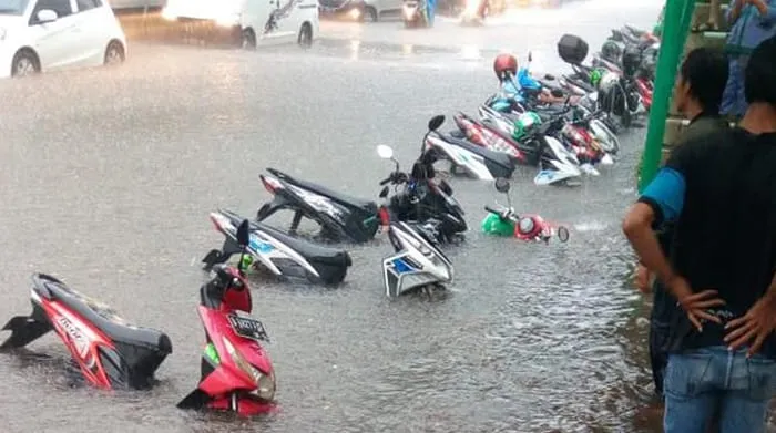 Begini Penanganan yang Tepat dan Aman saat Motor Listrik Terendam Banjir.