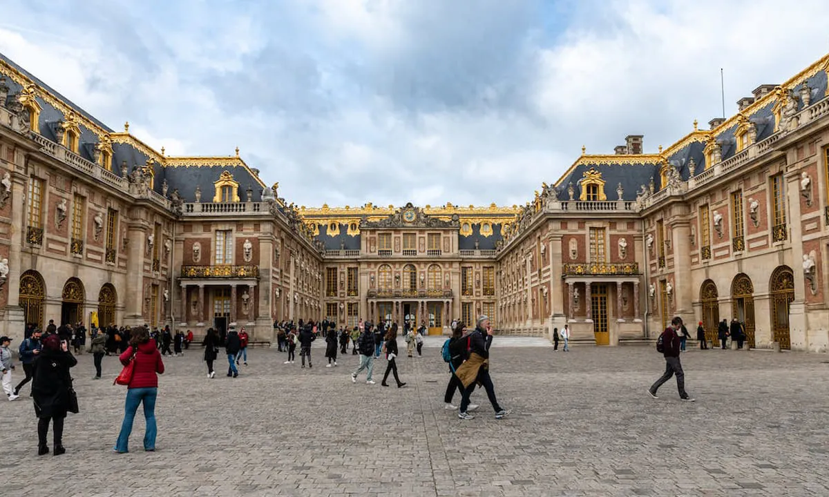 Salah satu wisata sejarah terkenal di dunia yang wajib dikunjungi adalah Istana Versailles, Prancis.foto: pexels