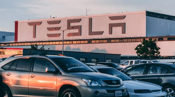 Tesla salah satu perusahaan asal Amerika Serikat yang berencana akan mendirikan pabrik kendaraan listrik di Indonesia. foto: pexels