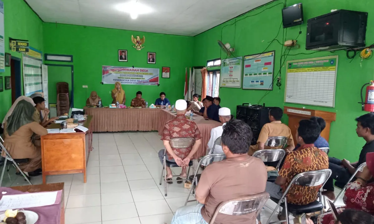 Bambang, Kepala Desa Selolong, Kecamatan Batik Nau, Bengkulu Utara, saat memimpin musyawarah perencanaan pembangunan Desa Selolong.