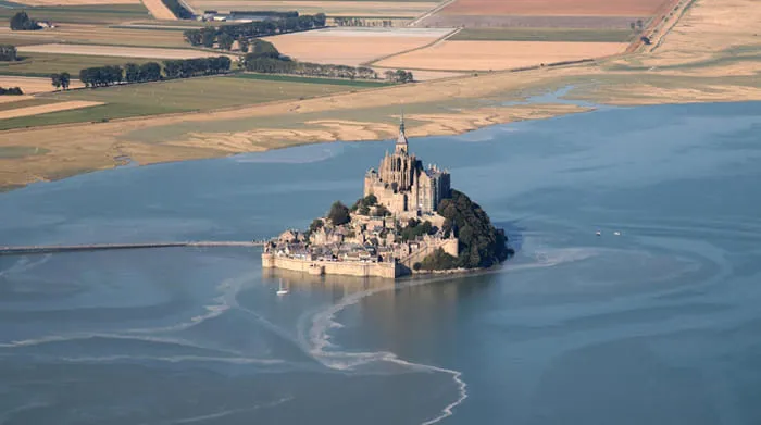 Biara di Pulau Batu Mont Saint-Michel adalah salah satu destinasi wisata sejarah yang paling memukau di Prancis. foto: pexels