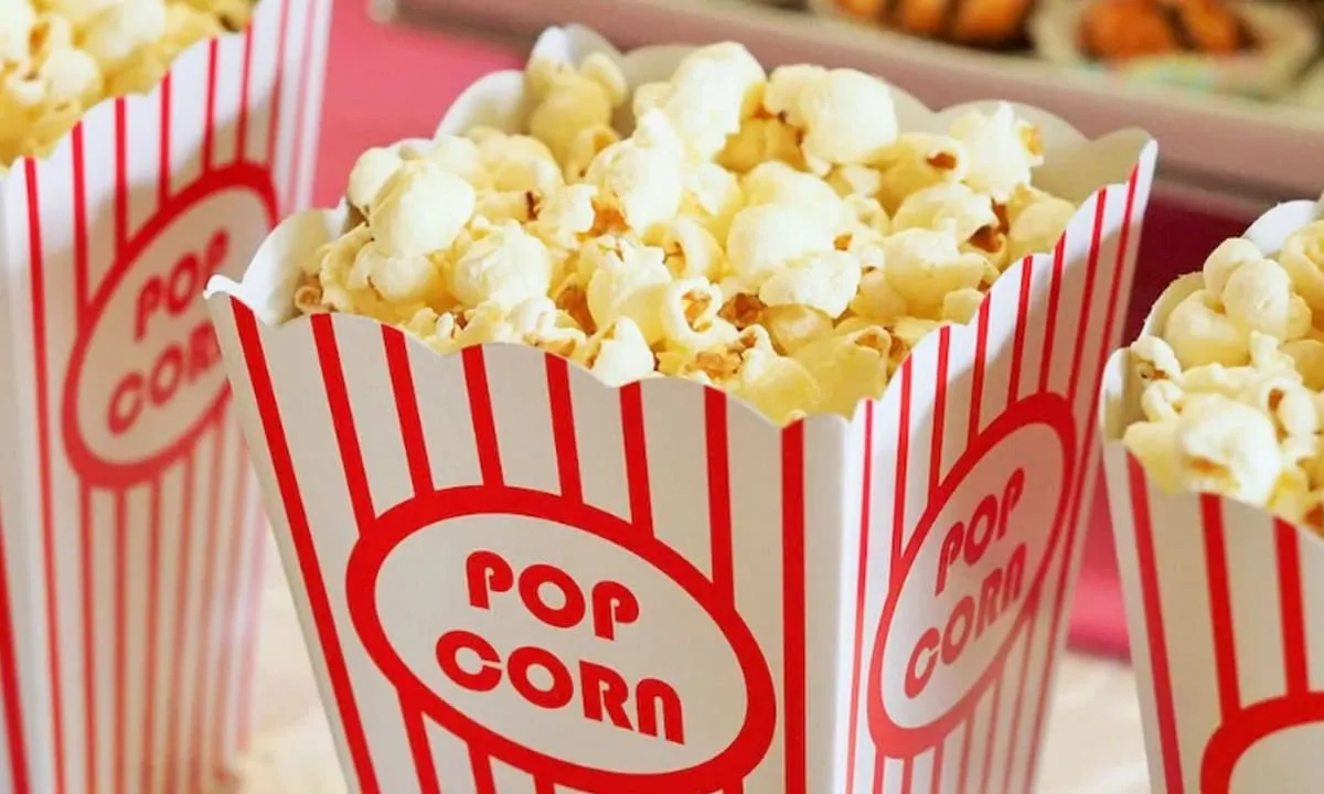 Popcorn, salah satu camilan di kantor yang sehat karena rendah kalori. foto: pexels