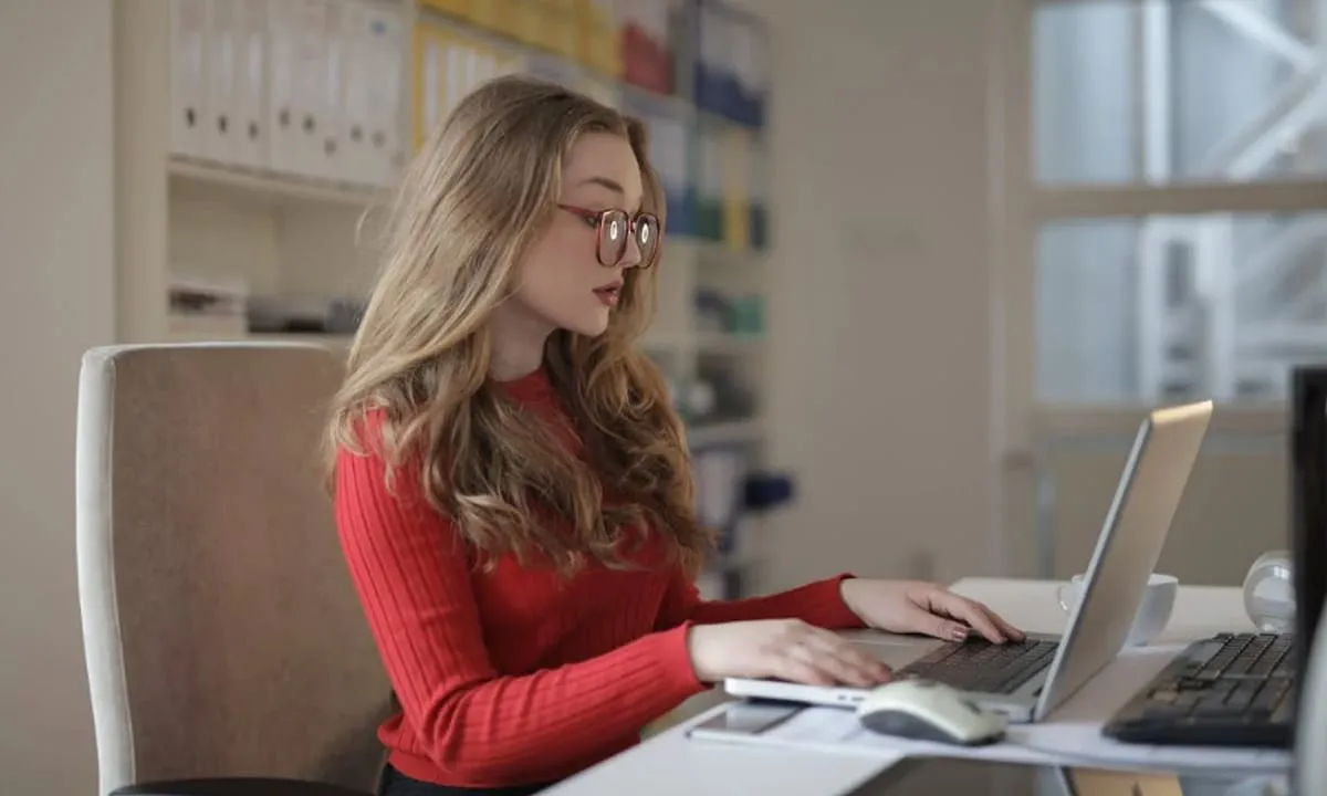 Untuk pekerja lepas, strategi pengelolaan keuangan yang baik dapat membantu menciptakan stabilitas finansial. foto: pexels