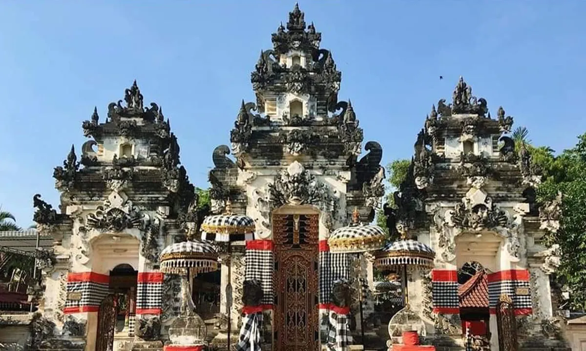 Salah satu Pura di Nusa Penida yang juga di kenal Pulau Seribu Pura.
