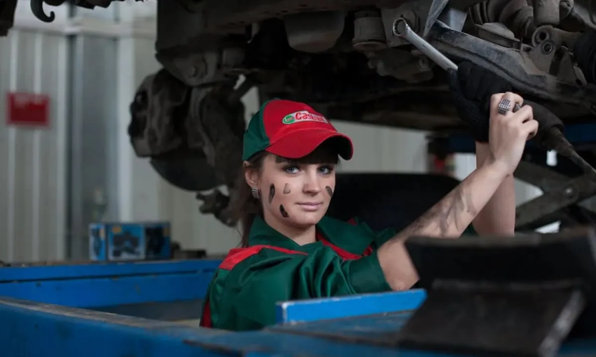 Jangan sampai lakukan Kesalahan Saat Mengganti Oli Mobil. foto: pexels