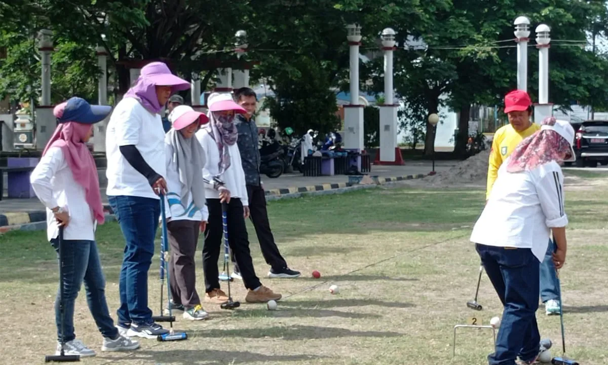 Tim Gateball Dinas PUPR Provinsi Bengkulu melakoni latihan di lapangan Merdeka yang di tangsni pelatih, Rudi Supamena, Rabu Rabu 13 Desember 2023. foto: tarmandi