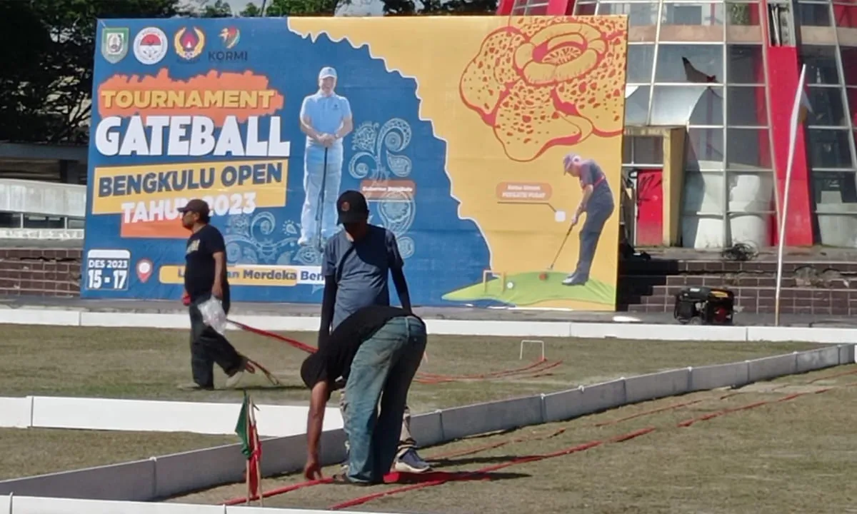 Panitia pelaksana Turnamen Gateball Bengkulu Open 2023, sedang membenahi venue Gateball di lapangan Merdeka, Kamis siang (14/12/23). foto: tarmandi