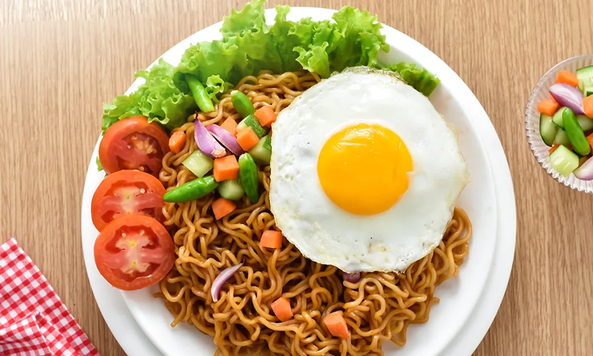 Eksperimen Rasa dengan resep mie goreng berbahan Indomie.