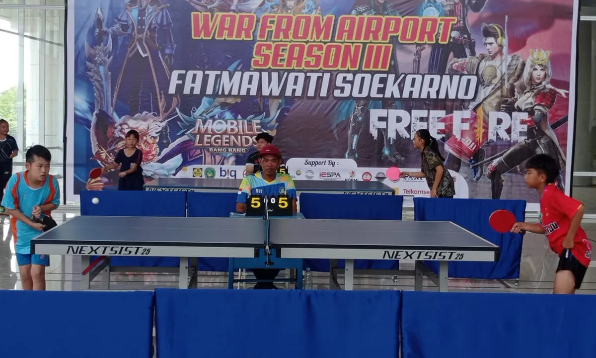 Tenis meja khusus kelompok usia dini sedang lakoni pertandingan dalam meramaikan HIPMI Competition Spesial Hari Ibu 2023, di Aula Bandara Patmawati Sukarno, Kamis 21 desember 2023.