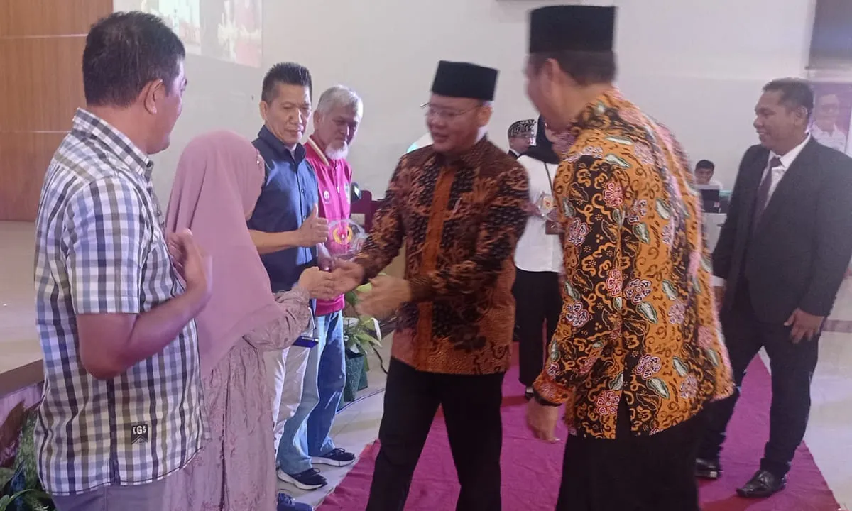 Gubernur Bengkulu Rohidin Mersyah berikan penghargaan Ceneramata dan tali asih berupa uang pada empat pelaku olahraga di Provinsi Bengkulu dalam acara Rakerprov KONI, Jumat 22 desember 2023.