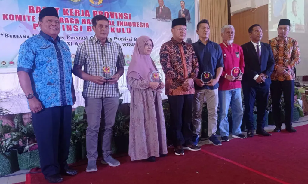 Gubernur Bengkulu Rohidin Mersyah dan Ketua Umum KONI Bengkulu Dedy Ermansyah foto bersama dengan empat pelaku olahraga Bengkulu.