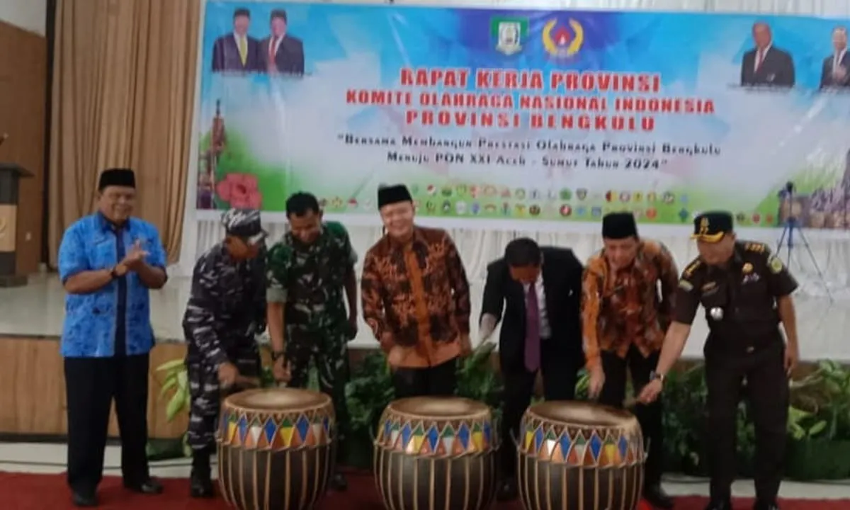 Gubernur Bengkulu Rodihin Mersyah, Kepala Dispora Bengkulu Ika Joni, Ketum KONI Dedy Ermansyah dan didampingi pejabat lainnya tabuh dol, tanda dibukanya Rakerprov KONI, hari Jumat 22 desember 2023.