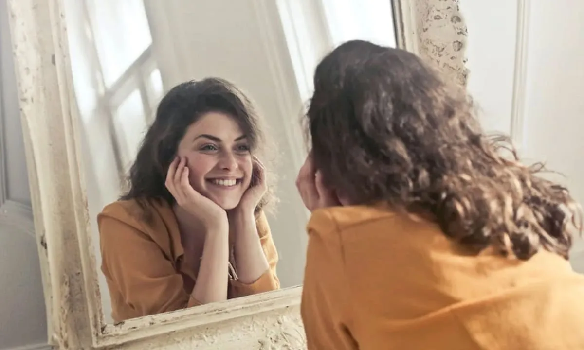 Ternyata selain ibadah, senyum memiliki manfaat untuk Kesehatan. foto: pexels