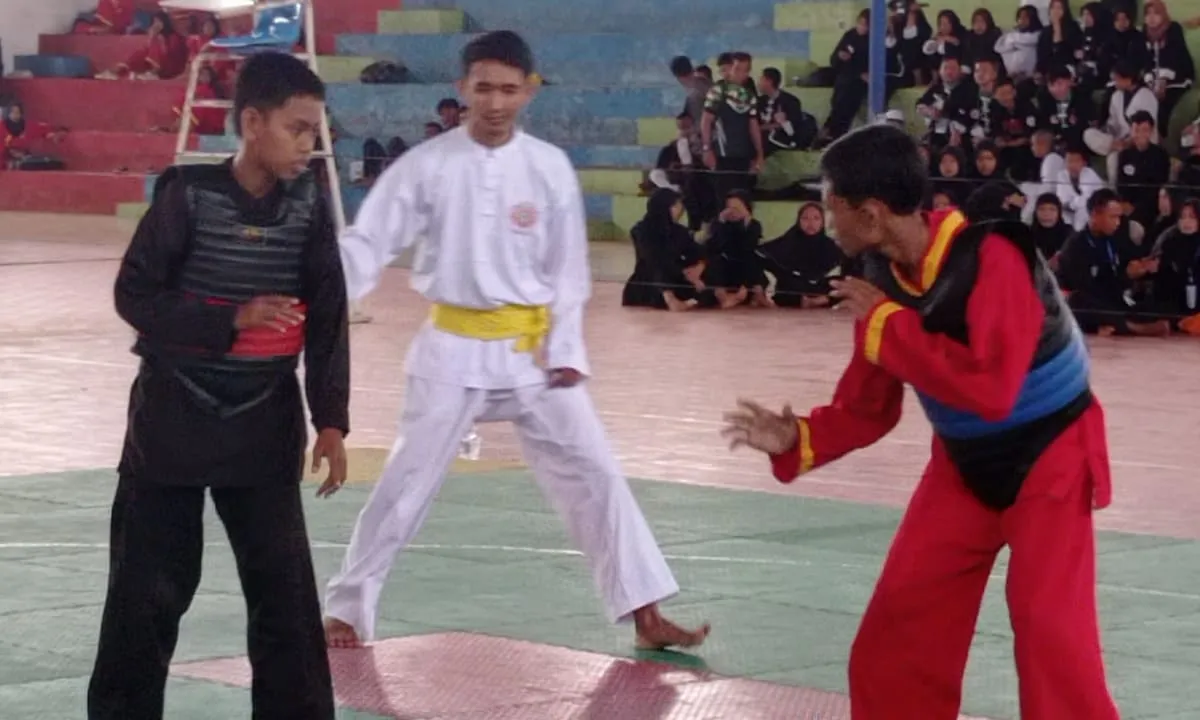 Pesilat kelompok umur Pra Remaja turun di pertandingan hari pertama babak penyisihan Turnamen Pencak Silat Piala Kemenpora di GOR Seluma, Sabtu 30 desember 2023.