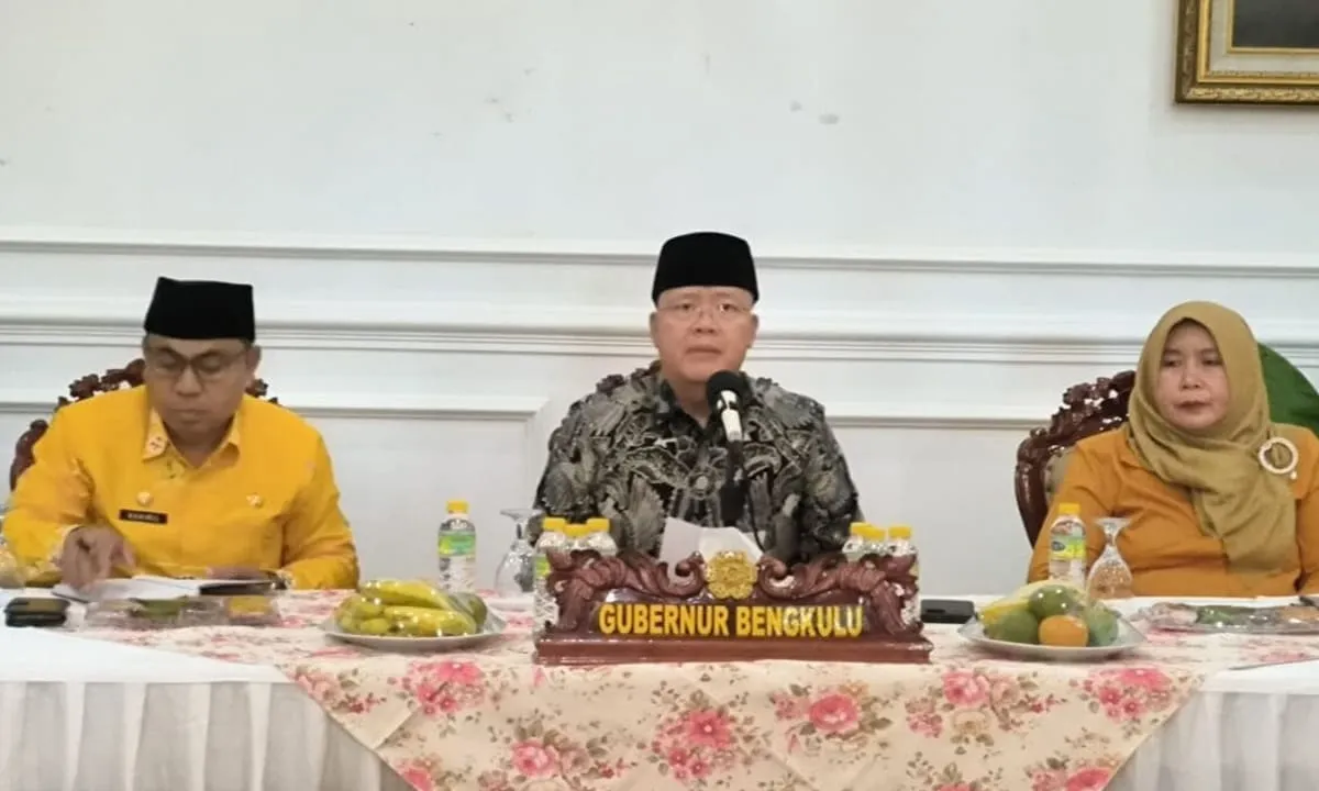 Gubernur Bengkulu Rohidin Mersyah (tengah) didampingi Asisten I Setdaprov Khairil Anwar dan Kadis Kominfotik Provinsi Oslita gelar Konfrensi Pers akhir tahun 2023 di Balai Raya Semarak, Minggu 31 Desember 2023. Proyek pembangunan jalan tol Taba Penanjung - Kepahiang lanjut di tahun 2024.