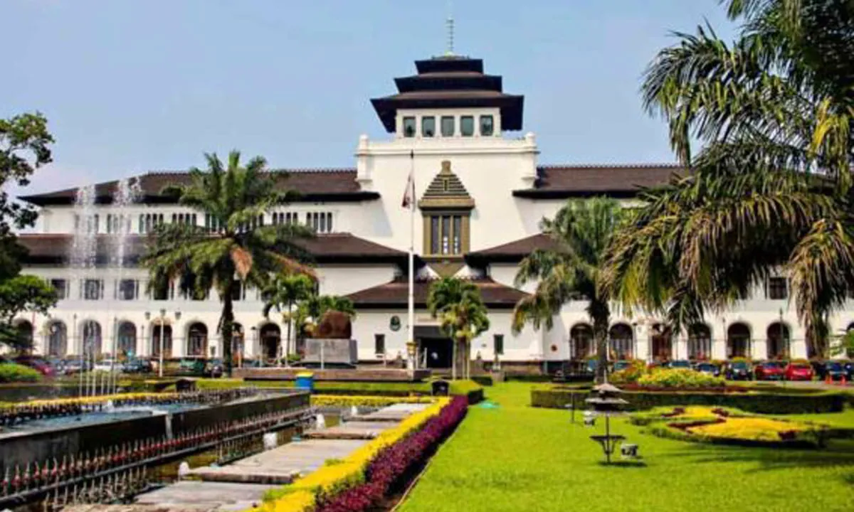 Hari Bakti PU (Pekerjaan Umum) merupakan momen untuk mengenang sejarah yakni peristiwa heroik yang terjadi pada tanggal 3 Desember 1945 di Gedung Sate.