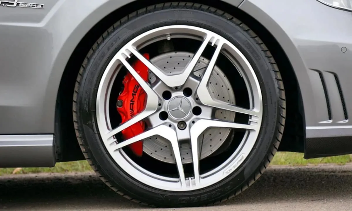 Agar ban mobil tidak cepat botak diperlukan beberapa Cara Menjaga Ban Mobil. foto: pexels