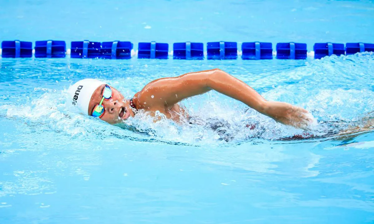 Ternyata dengan berenang kita mendapatkan 8 manfaat berenang bagi kesehatan tubuh dan jiwa. foto: pexels
