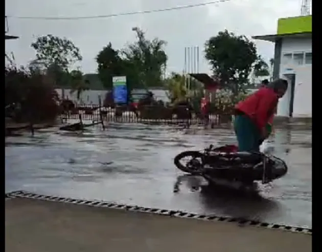 Detik-detik Puting Beliung Hantam Kota Curup-Bengkulu, Sepeda Motor Bergelimpangan