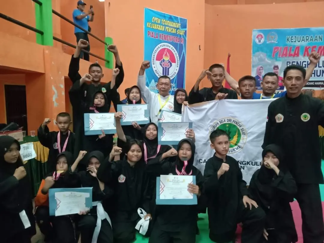 JUARA: Para juara pencak silat Piala Kemenpora yang dinpentas di Manna, Bengkulu Selatan foto bersama