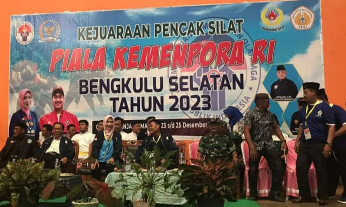 Pembina olahraga Pencak Silat Provinsi Bengkulu, Hj. Dewi Coryati dan Ketua Pengprov IPSI Bengkulu, Hopalara (tengah) meyaksikan Turnamen Pencak Silat Piala Kemenpora yang digelar Manna, Bengkulu Selatan, akhir tahun 2023.