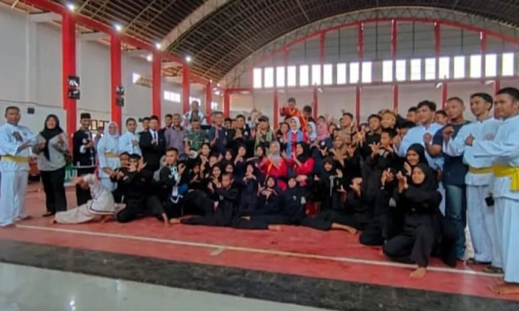 Pengurus IPSI dan para atlet pencak silat foto bareng dengan pembina pencak silat, Hj. Dewi Coryati.