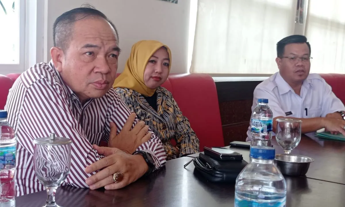 Ketua Umum Pengprov PASI Provinsi Bengkulu, Gunadi Yunir (kiri) didampingi bendahara Yutri Sutri dan Sekum Aswandi dalam rapat pengurus Harian Pengprov PASI.
