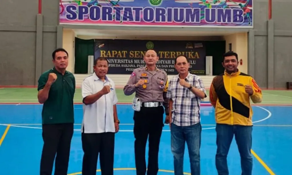 Panitia Liga Bola Voli pantau venue pertandingan.