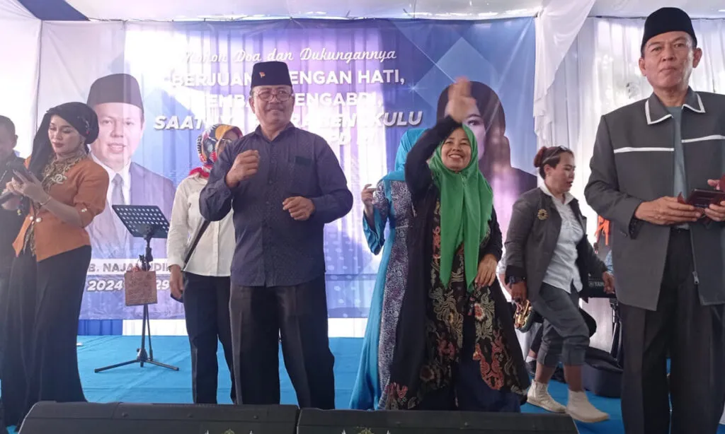 Keluarga besar dari Sultan Najamuddin ikut bernyanyi dan berjoget dalam kegiatan temu kangen.