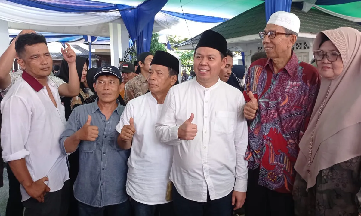 Anggota DPD-RI, Sultan Bachtiar Najamuddin ketika foto bersama dengan para simpatisan, Minggu 14 Januari 2024.