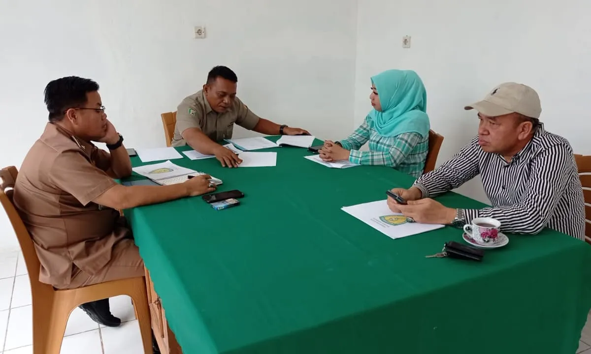 Ketua Umum Pengprov PASI Provinsi Bengkulu, Gunadi Yunir (kanan) didampingi Sekum dan Bendum menggelar audiensi dengan Pengurus KONI Bengkulu di Sekretariat KONI.