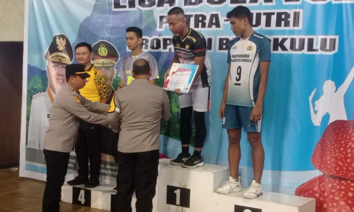 Wakapolda Bengkulu Brigjen Pol Drs. Agus Salim menyerahkan hadiah uang pembinaan, piala dan piagam kepada para juara, Senin 29 januari 2024.