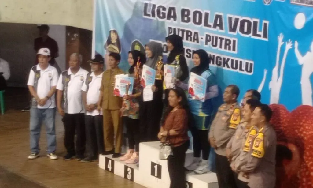 Panitia Liga Bola Voli Indoor Antar Klub Pengprov PBVSI Bengkulu foto bersama.
