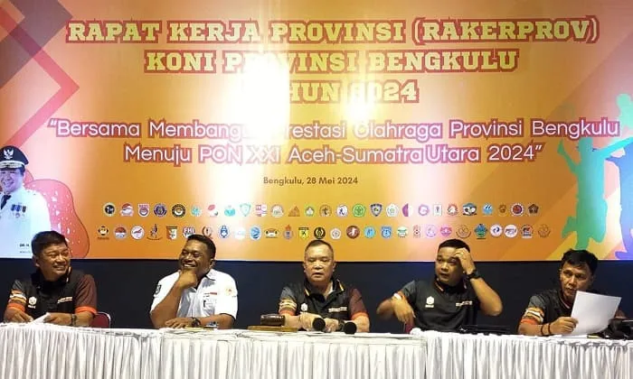 Ketua Pelaksana Rakerprov, Waketum dan Sekretaris KONI Provinsi Bengkulu saat memimpin rapat kerja di Auditorium RRI Bengkulu, salah satu agendanya membahas Porprov X/2025, Selasa 28 mei 2024. (foto/tarmandi)