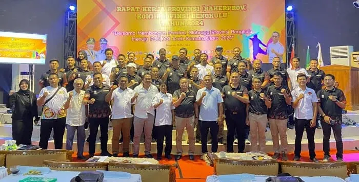 Panitia dan pengurus KONI foto bareng dengan peserta Rakerprov.