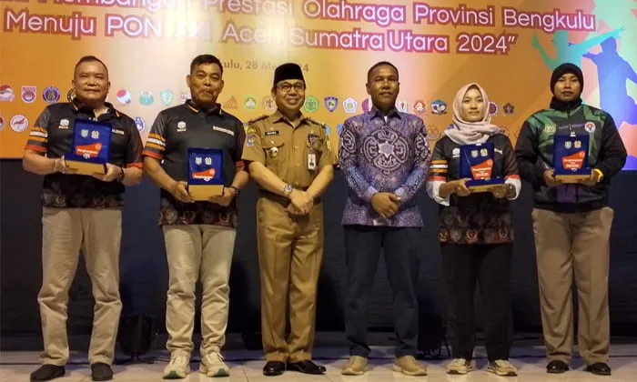 Empat pelaku olahraga yang mendapat penghargaan KONI foto bersama.(foto: tarmandi)