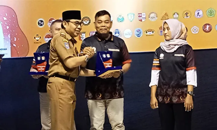 Ketua Umum Pengprov IPSI Provinsi Bengkulu, Hopalara (tengah) saat menerima penghargaan dari Pemprov Bengkulu disampaikan Asisten I Setdaprov, Khairil Anwar. (foto/tarmandi)
