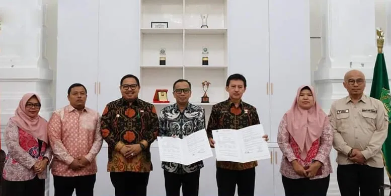 Ketua Bawaslu kota Bengkulu Rahmat Hidayat foto bersama Pj Walikota Bengkulu Arif Gunadi dan jajaran usai penandatanganan serah Terima pinjam pakai Gedung milik Pemda kota Bengkulu untuk dijadikan sekretariat Bawaslu Kota Bengkulu, Kamis 30 Mei 2024.(foto:dok/bawaslu)