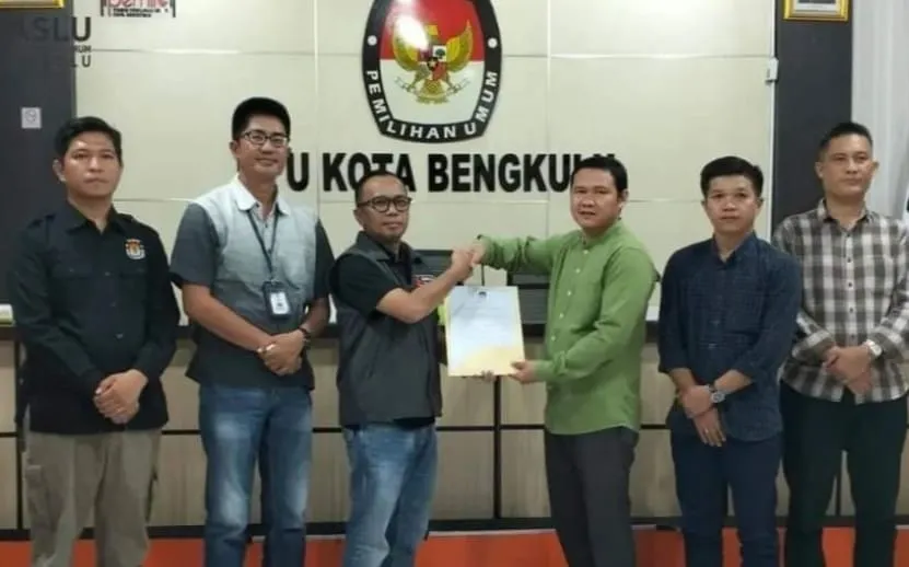 Hasil Verifikasi Administrasi Calon Perseorangan di serahkan KPU Kota Bengkulu kepada Ketua Bawaslu.