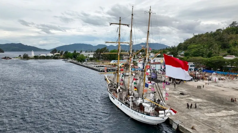 KRI Dewaruci saat berkunjung di Aceh.