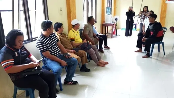 Wakil Ketua Tim Monitoring Kosmas Manik turun langsung memberikan wejangan kepada atlet Pencak Silat dalam menjalani TC berjalan, Selasa 25 juni 2024. foto: tarmandi