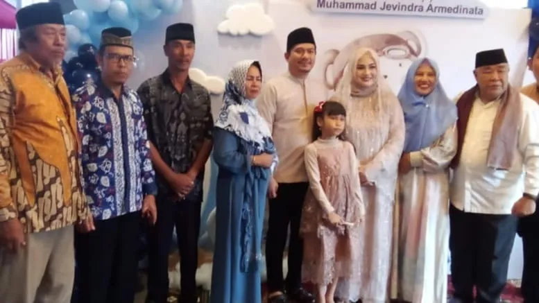 Wakil Bupati Bengkulu Utara, Arie Septia Adinata, SE, M.AP beserta istrinya Meita Elita foto bersama tamu undangan.