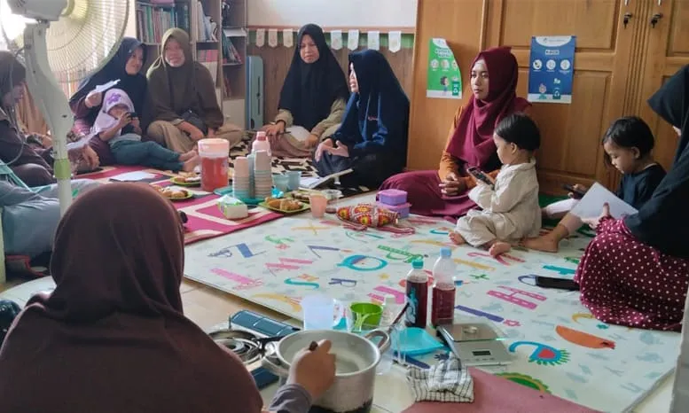 Ibu-ibu Komunitas @omahteduh2023 saat mengikuti pemaparan cara pembuatan Sabun Cair Ecoenzym yang Ramah Lingkungan.