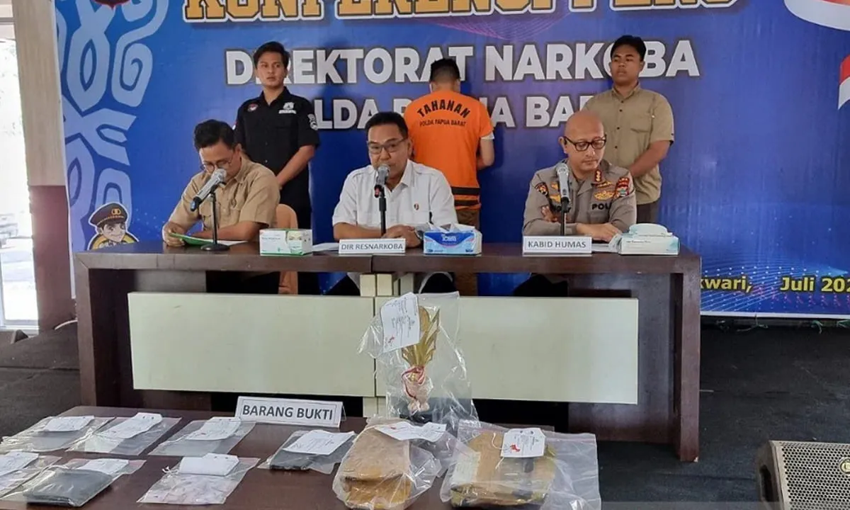 Konferensi Pers Penangkapan Sekretaris KPU Kabupaten Sorong Selatan, MR alias Rudi dalam kasus penyalahgunaan narkoba.