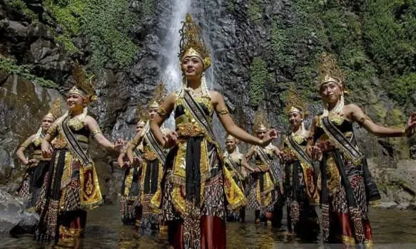 Sejumlah remaja menari saat ritual siraman Air Terjun Sedudo di Nganjuk, Jawa Timur, Sabtu 20 Juli 2024. foto: antara