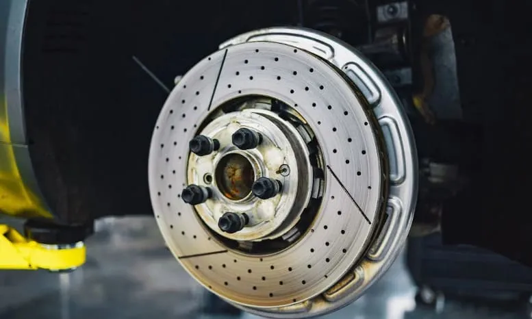 Piringan rem mobil merupakan masalah serius yang dapat mempengaruhi kinerja sistem pengereman dan meningkatkan risiko kecelakaan