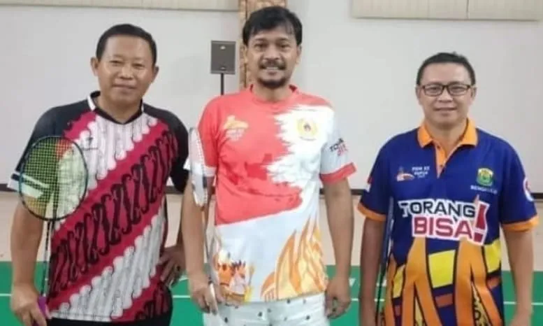 Ketum Pengprov PBSI Provinsi Bengkulu H. Suharto (tengah) yang didampingi Ketua Harian H. Edi Sujatmiko (kiri) dan Sekum Saihoni Anwar.(foto/doc)