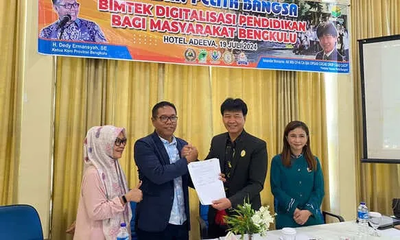 Ketua Yayasan Pelita Bangsa Iskandar Novianto dan Ketua Umum KONI Provinsi Bengkulu Dedy Ermansyah sepakat tandatangani kerjasama bidang pendidikan.(foto/ist)