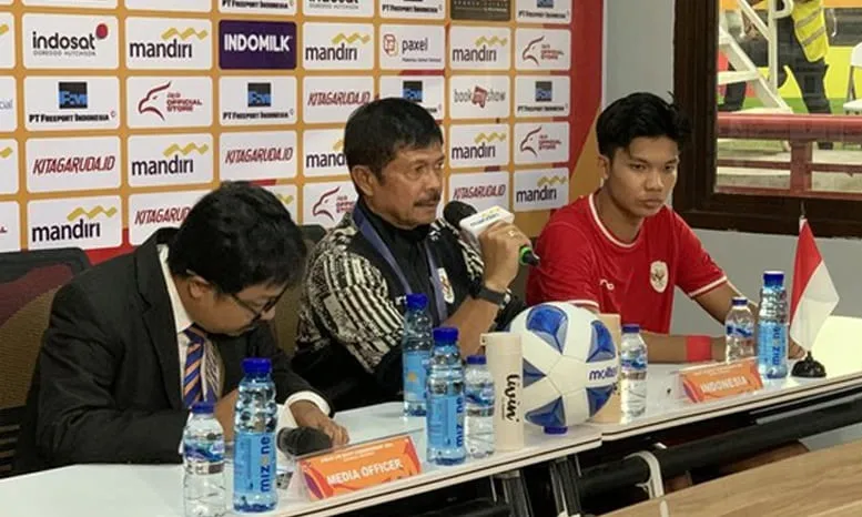 Indra Safri saat konferensi setelah Timnas Indonesia U-19 amankan 3 poin di Piala AFF U-19 2024.